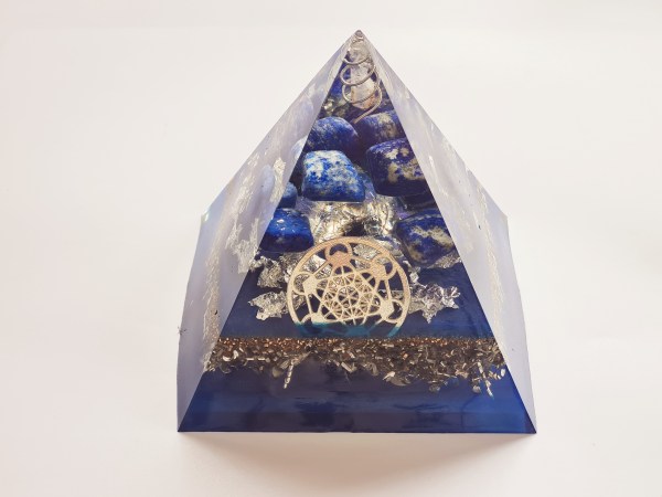 Orgonite pyramide lapis lazuli et cube de metatron argenté